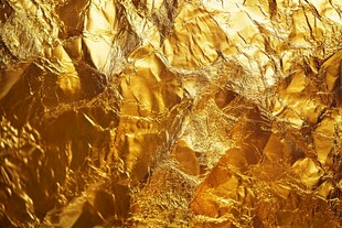金色褶皱箔纸纹理特写