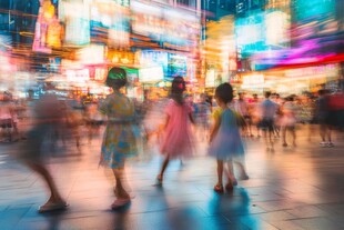 都市夜下孩童的灵动身影