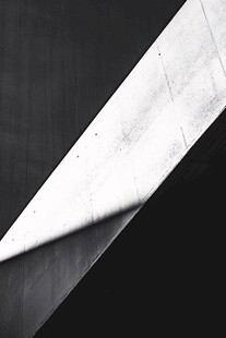 黑白光影下的建筑线条美