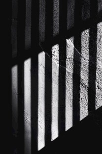 光影交错下的墙面纹理