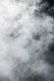 烟雾弥漫的黑白梦幻场景