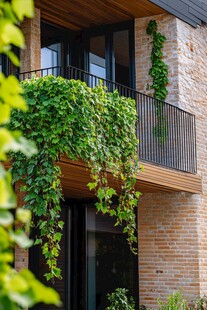 绿植环绕的现代风格阳台