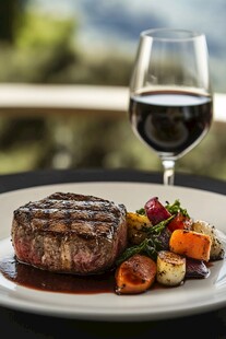 牛排配红酒与蔬菜美餐