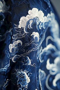 蓝底云纹刺绣服饰细节