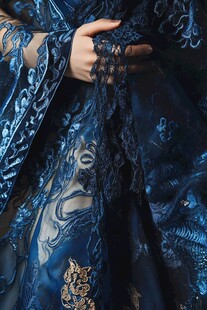 深蓝刺绣华服手部特写