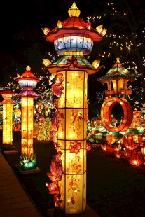 绚丽中式花灯点亮夜色