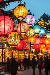 古街彩灯笼 点亮夜繁华