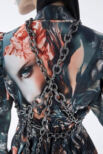 链条装饰印花服饰背影