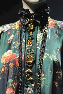 华丽花卉服饰配精致项链