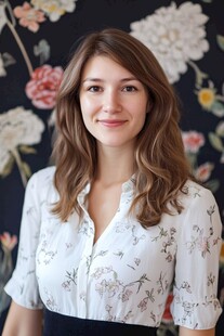 身着花衬衫的微笑女士