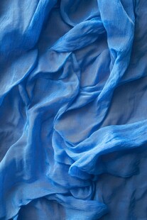 蓝色褶皱丝绸布料纹理
