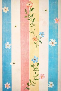 条纹背景上的手绘花卉图案