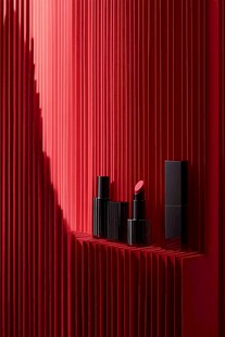 红色背景下的精致口红展示