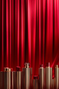 红幕下的金色精美礼物