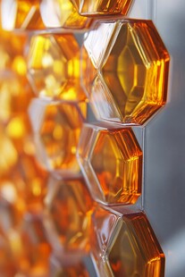 橙色六边形玻璃装饰块