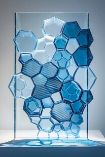 蓝色玻璃六边形艺术装置