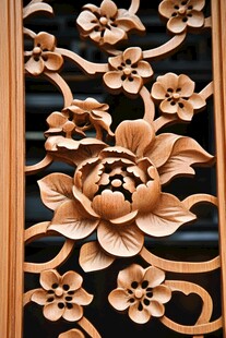 中式木雕花卉图案特写