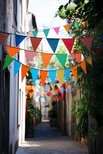 彩色旗饰装点的幽静小巷