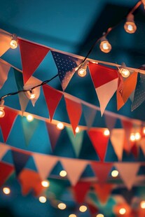 彩色彩旗与暖光氛围装饰