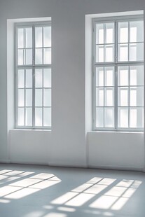 明亮室内双窗洒进阳光