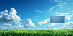草原上的空白广告牌
