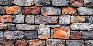 多彩石块砌成的古朴石墙