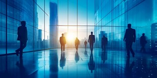 商务人士在现代办公空间前行