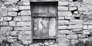 石墙旧木窗的古朴景致