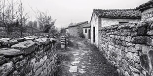 乡村石砌小道与古朴民居