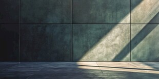 光影下的水泥墙面空间