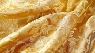 金黄花纹绸缎面料特写