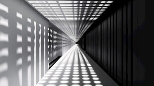 黑白光影下的神秘通道