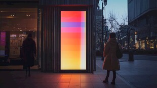 城市街头的绚丽光影橱窗