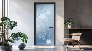 简约居室中带花纹的玻璃门