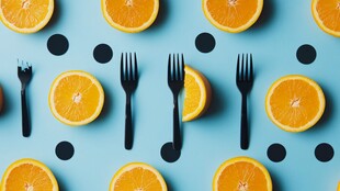 蓝底橙片与餐具的创意组合