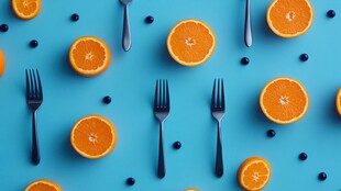 蓝底上的橙子与餐具组合