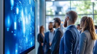 商务人士观看大屏数据展示