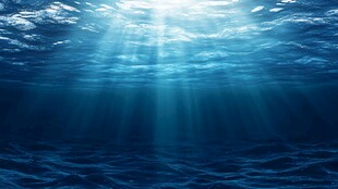 海底阳光穿透水面美景