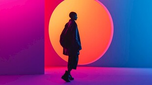 霓虹光影下的独行身影