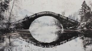 水墨风格拱桥倒影图