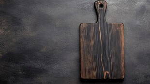 深色木质砧板置于灰背景