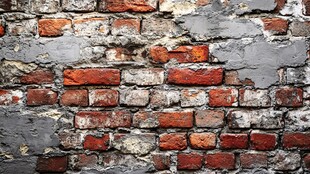 老旧斑驳的红砖墙面