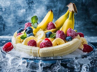 冰爽香蕉配多彩莓果拼盘