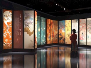 女子赏中式屏风艺术之美