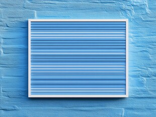 蓝色条纹窗饰挂于蓝墙