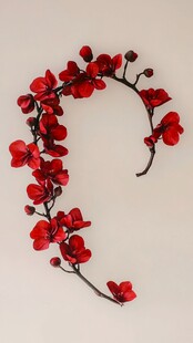 红色花朵发箍造型别致