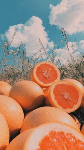 阳光下的新鲜多汁大柚子