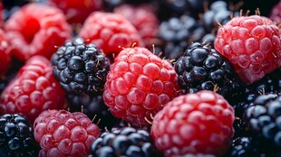 新鲜树莓与黑莓特写