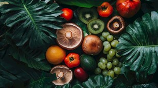 多彩果蔬与绿叶的清新组合