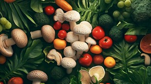 多彩新鲜蔬菜与蘑菇组合